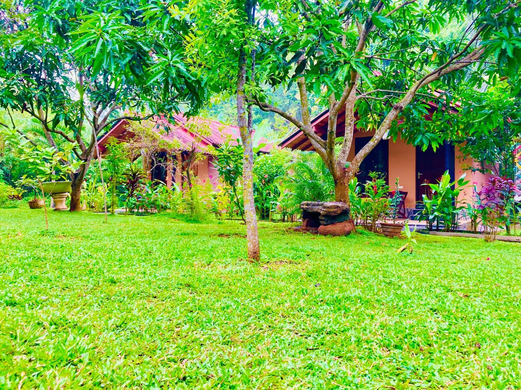 Suncity Privacy Cottages Udawalawe Esterno foto
